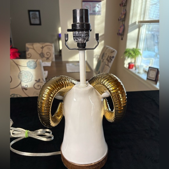 White Ceramic Ram’s Head Table Lamp With Gold-Colored Horns - Picture 4 of 9